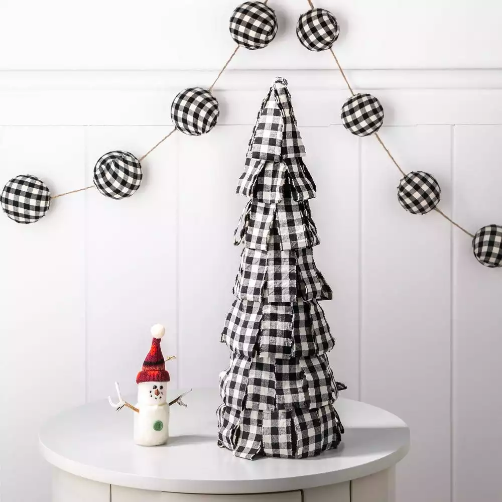 Glitzhome Black and White Plaid Fabric Garland - 1117203325 - Holiday Garland 6 Glitzhome Black and White Plaid Fabric Garland - 1117203325 - Holiday Garland - Image 4
